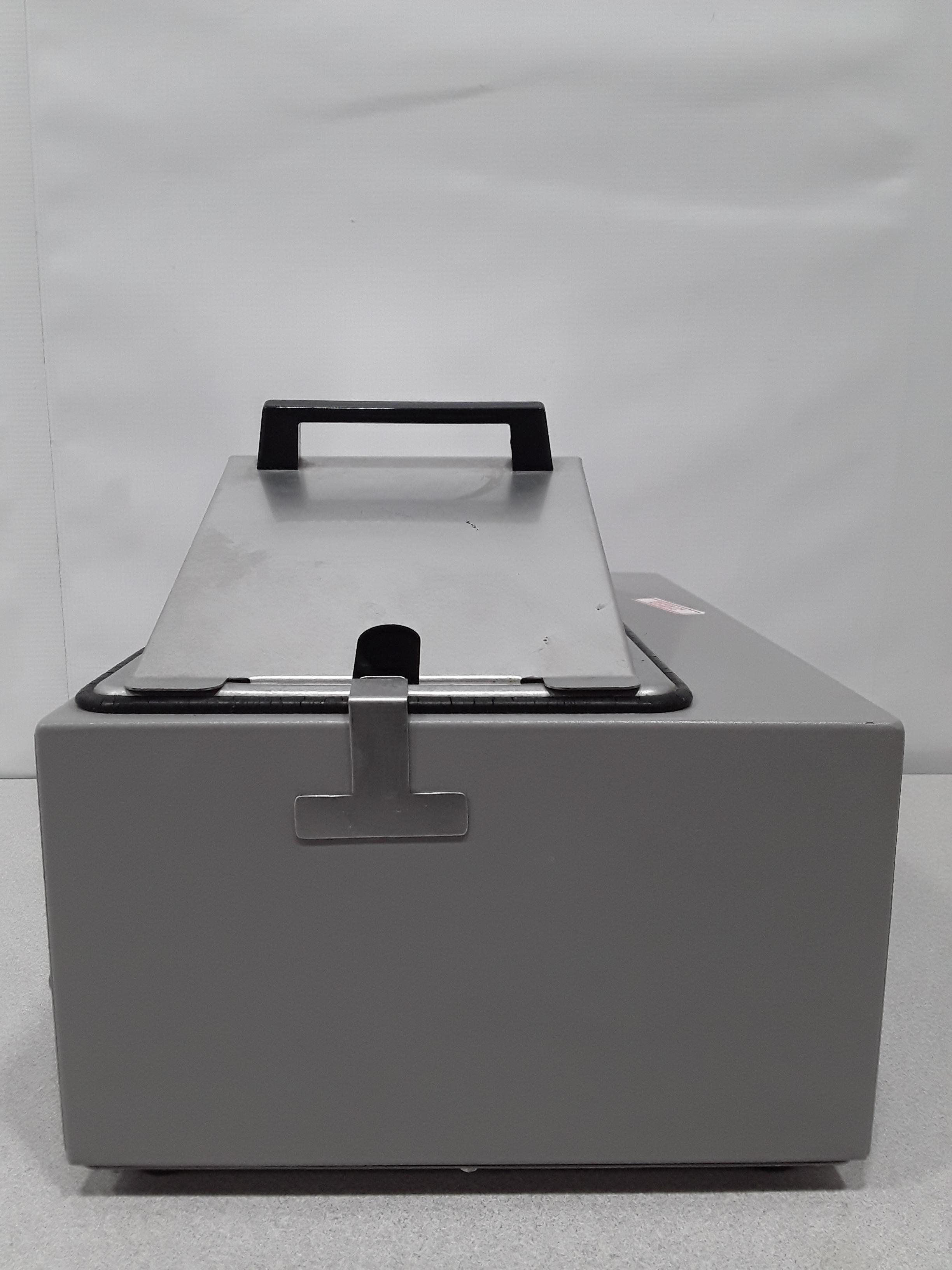 VWR 1208 Water Bath Water Bath 99.9C Temp Stainless Steel Chamber Used 12Wx2Dx6L