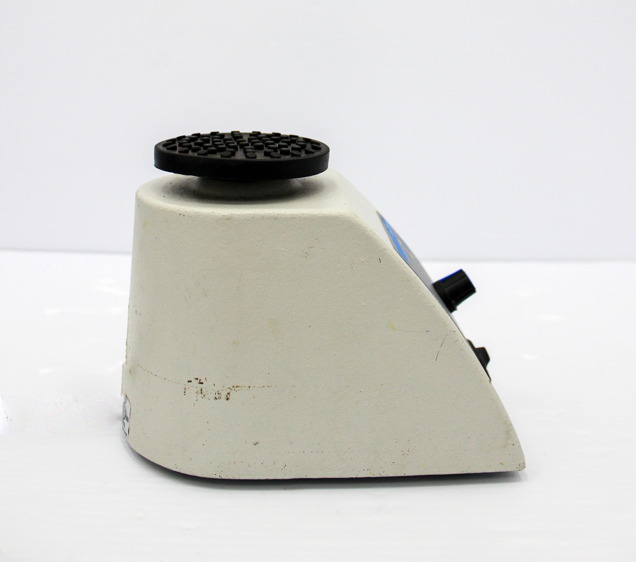 VWR Mini Vortexer Small Benchtop Equipment 100-3200 RPM Variable Speed Used