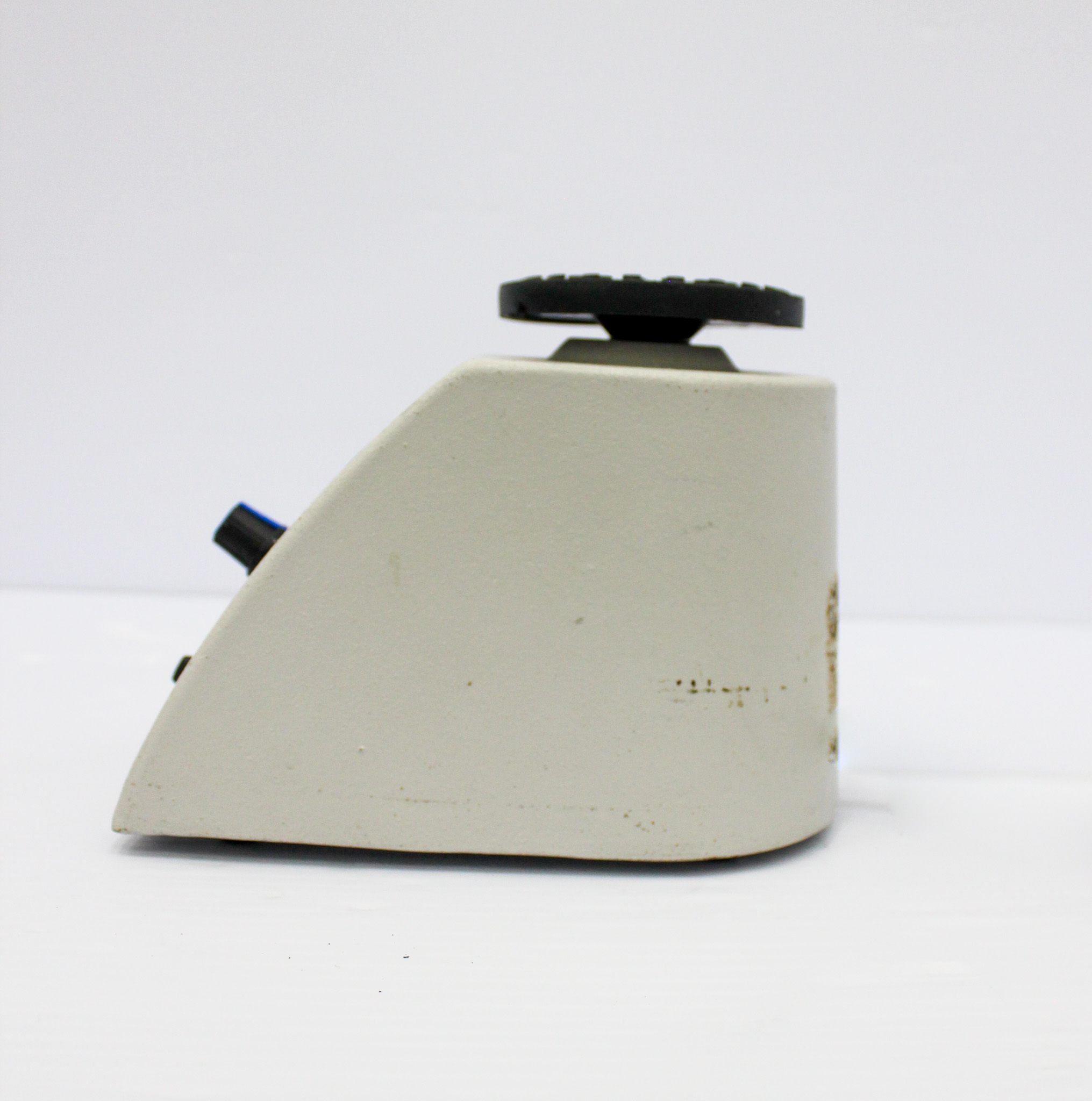 VWR Mini Vortexer Small Benchtop Equipment 100-3200 RPM Variable Speed Used