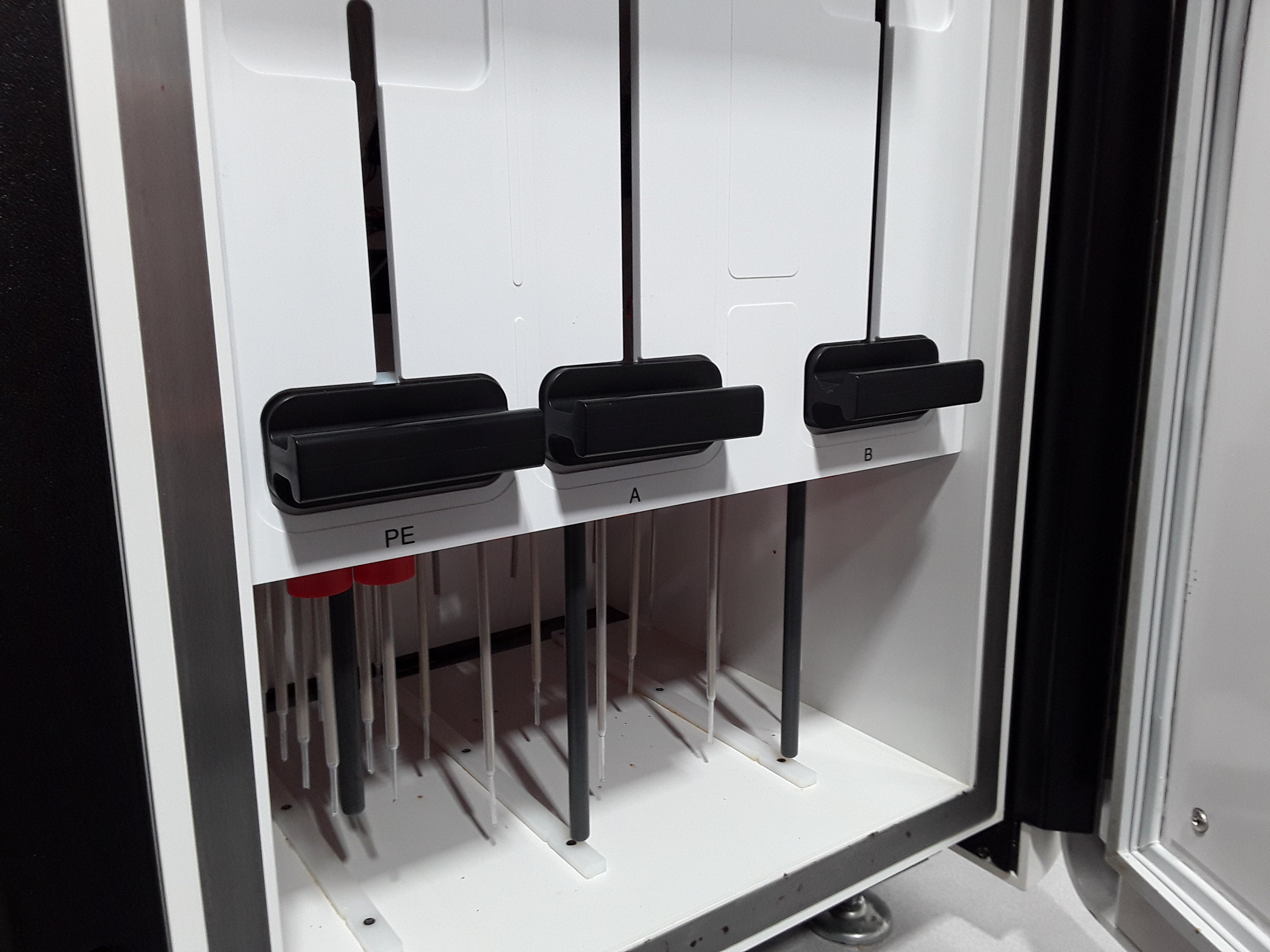 Illumina HiSeq 2000 Genome Sequencer DNA Analysis Dual Flow Cell Scale