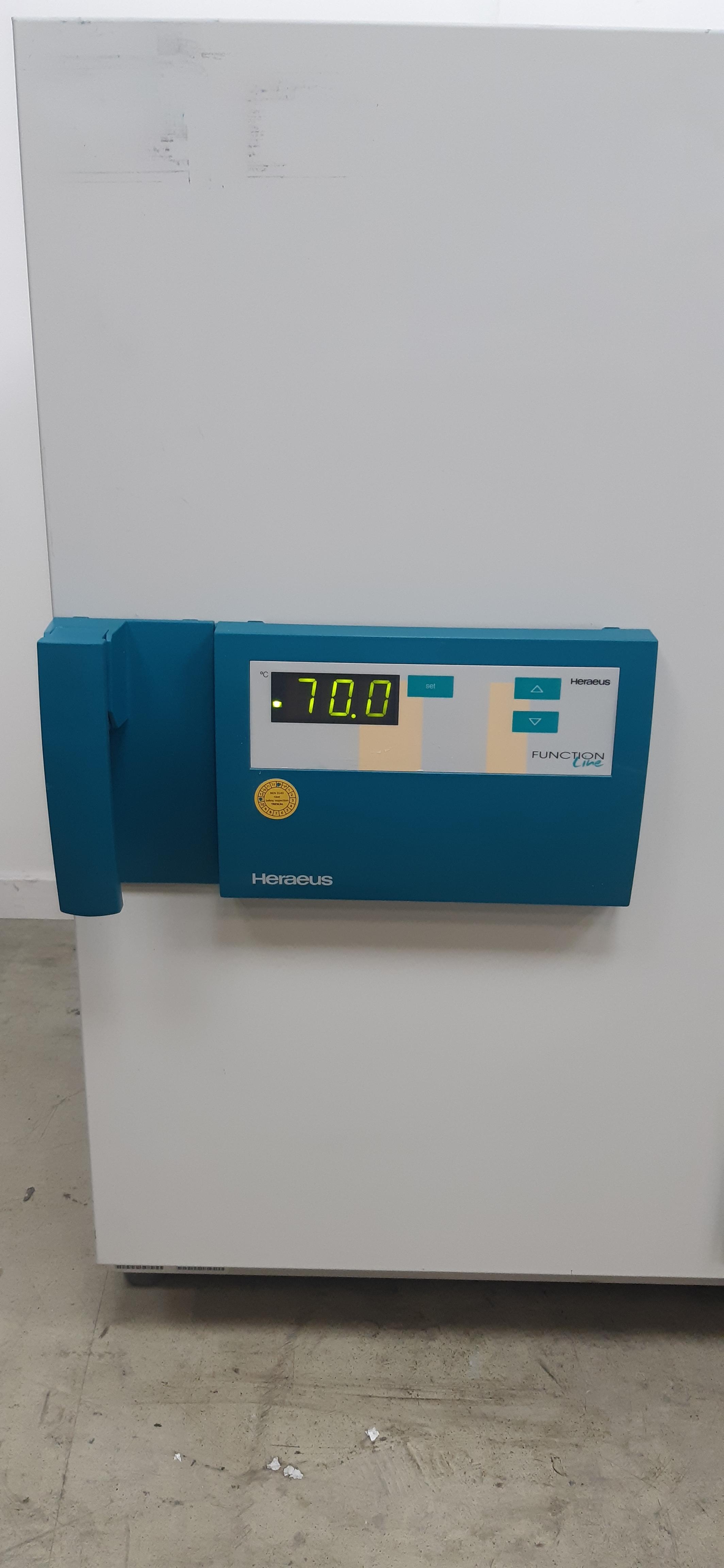 Kendro B12 Lab Incubator Ambient +5 to +70C 131L with 3 Shelves