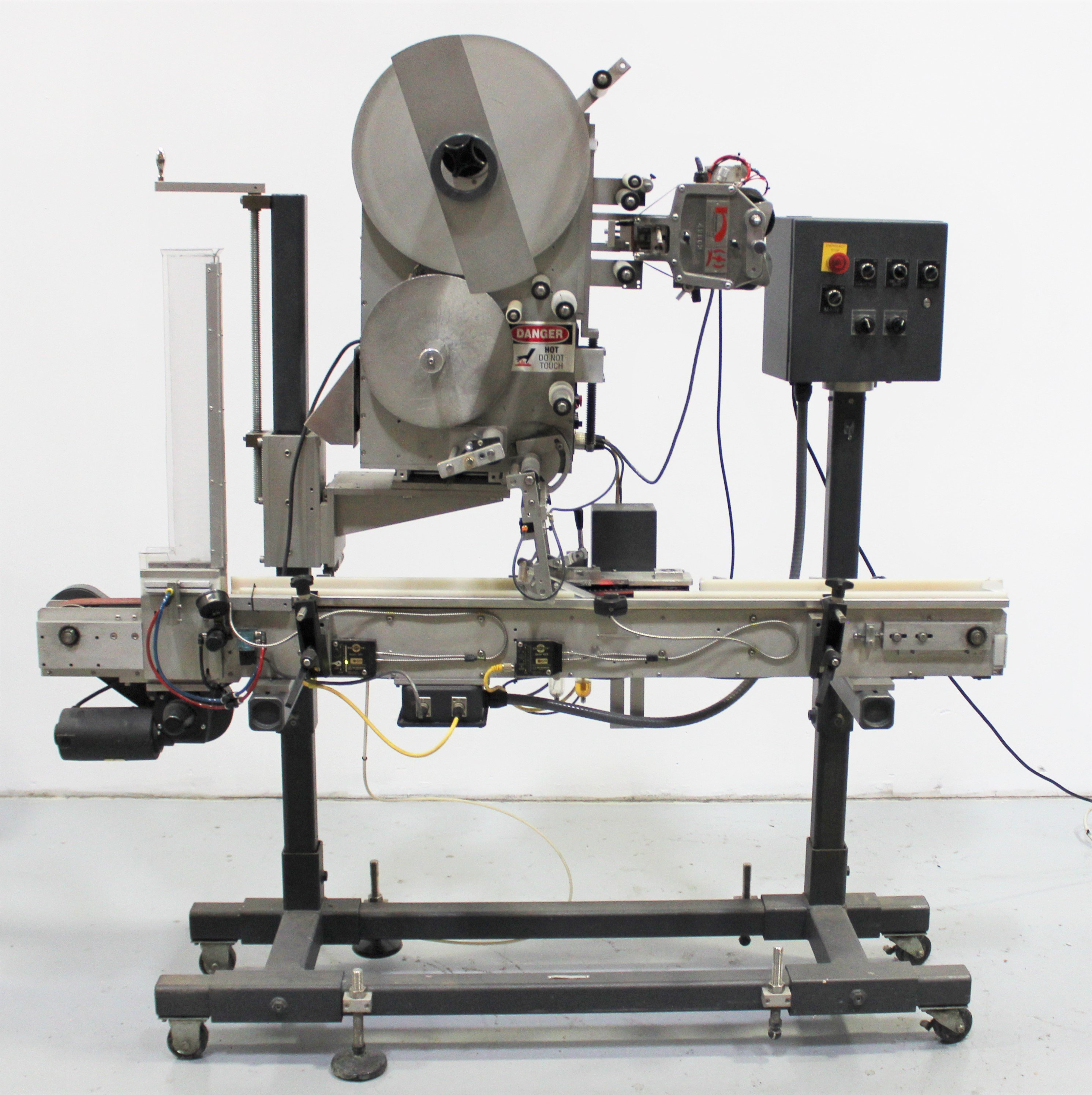 Universal Labeling Systems Labeler with Conveyor Packaging System 1200 IPM VG