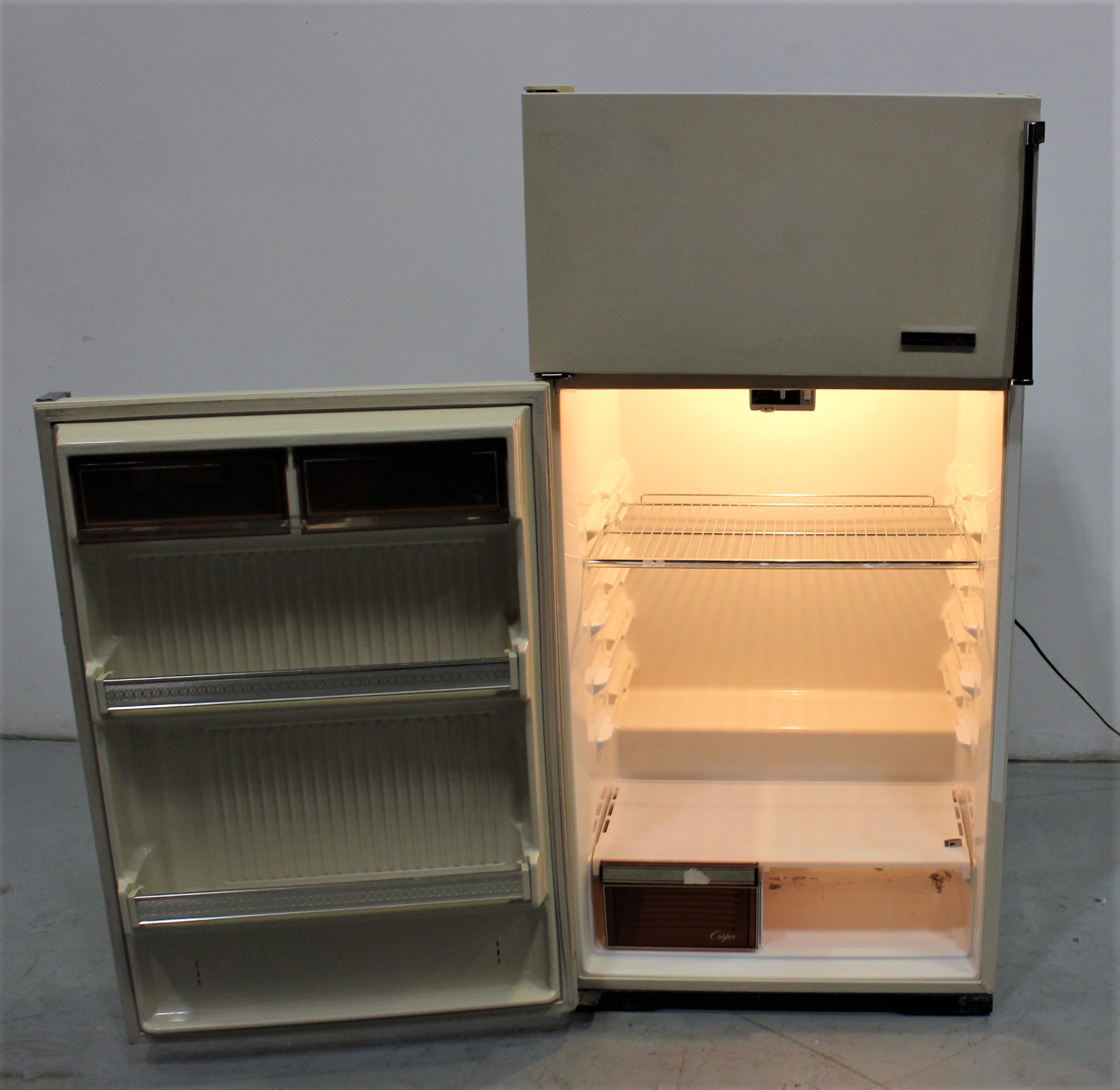 Gibson RT19F7WR Refrigerator/Freezer Combo 18.6Cf Adjustable Shelves LEDs 120V