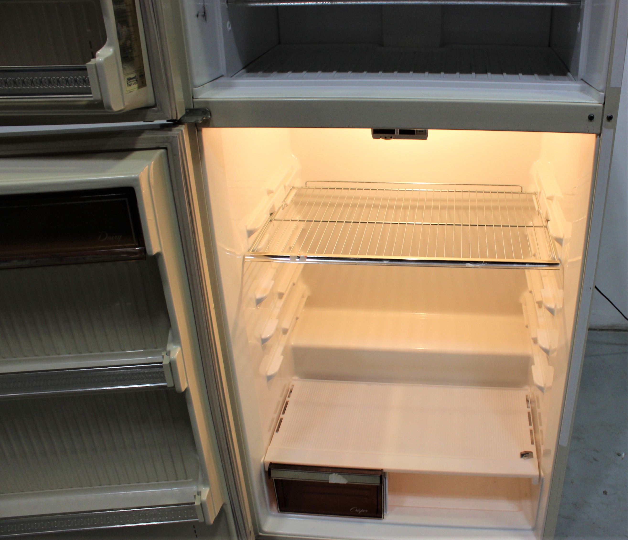 Gibson RT19F7WR Refrigerator/Freezer Combo 18.6Cf Adjustable Shelves LEDs 120V