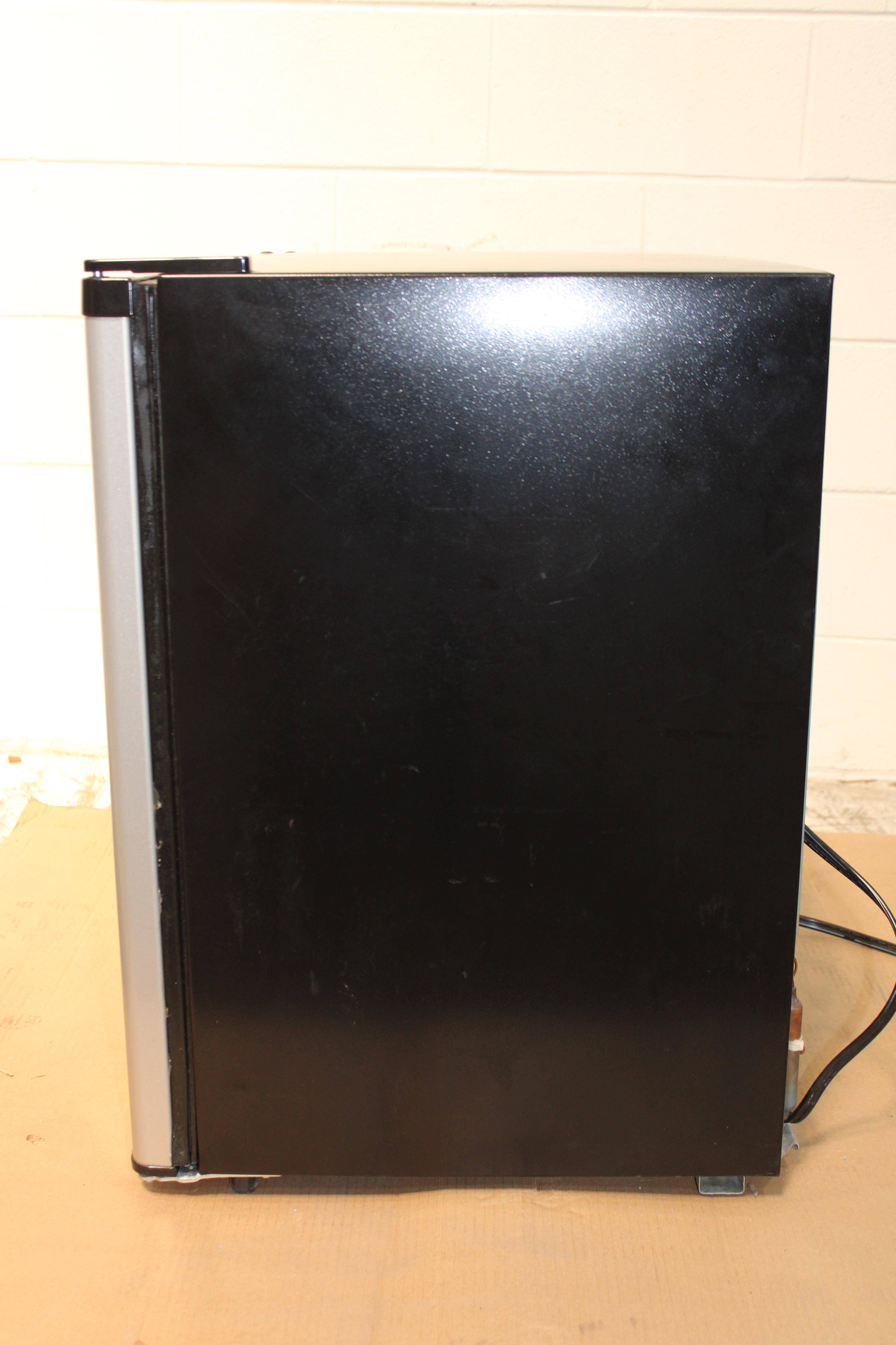 Sanyo sanyo 1 Compact Refrigerator 2.5 cu. ft. Used Good Con. Ice Compartment